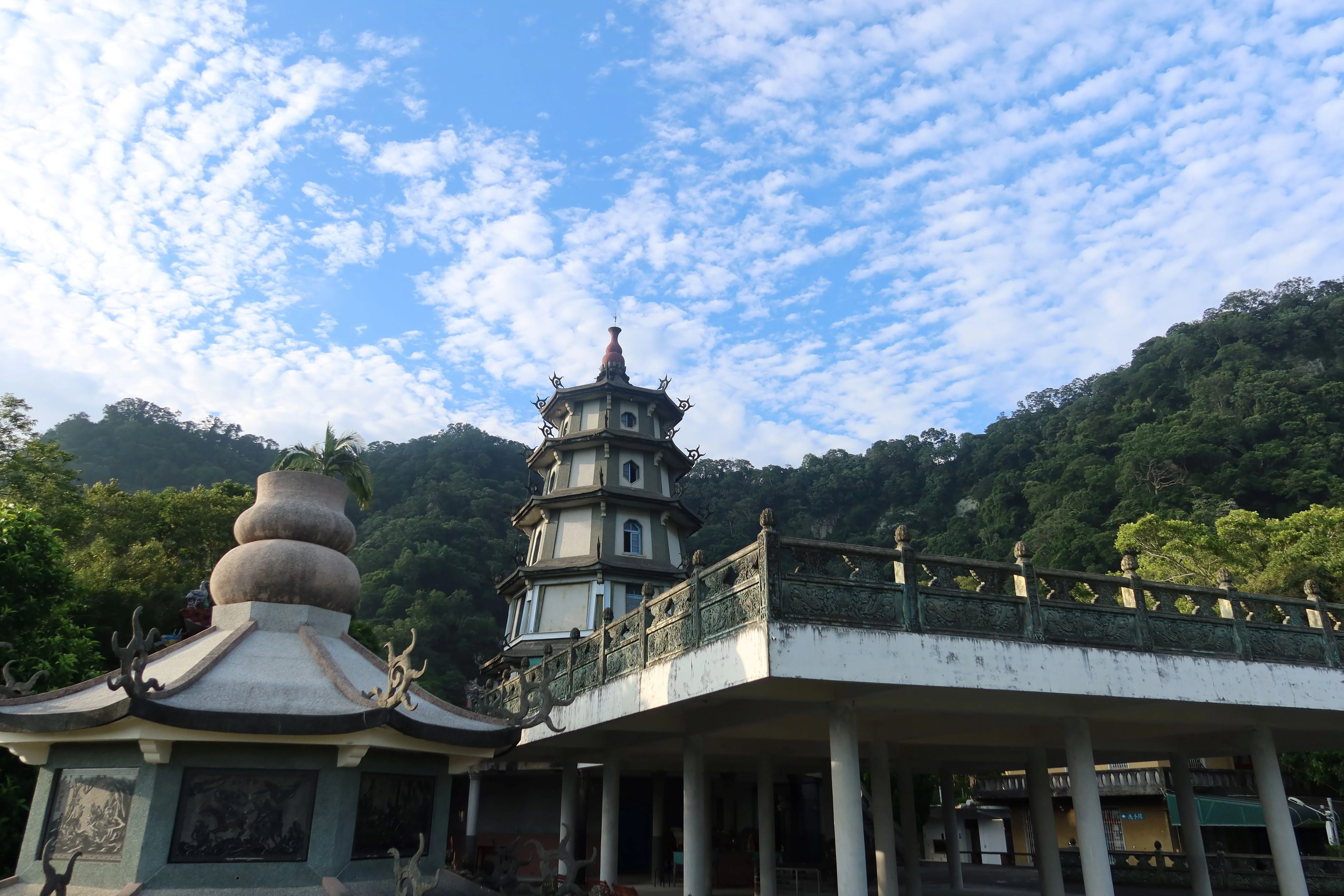 中部大地震後逐年增建的超昇靈塔,故總統蔣介石曾前來朝山,捐助一千包水泥。何來美攝