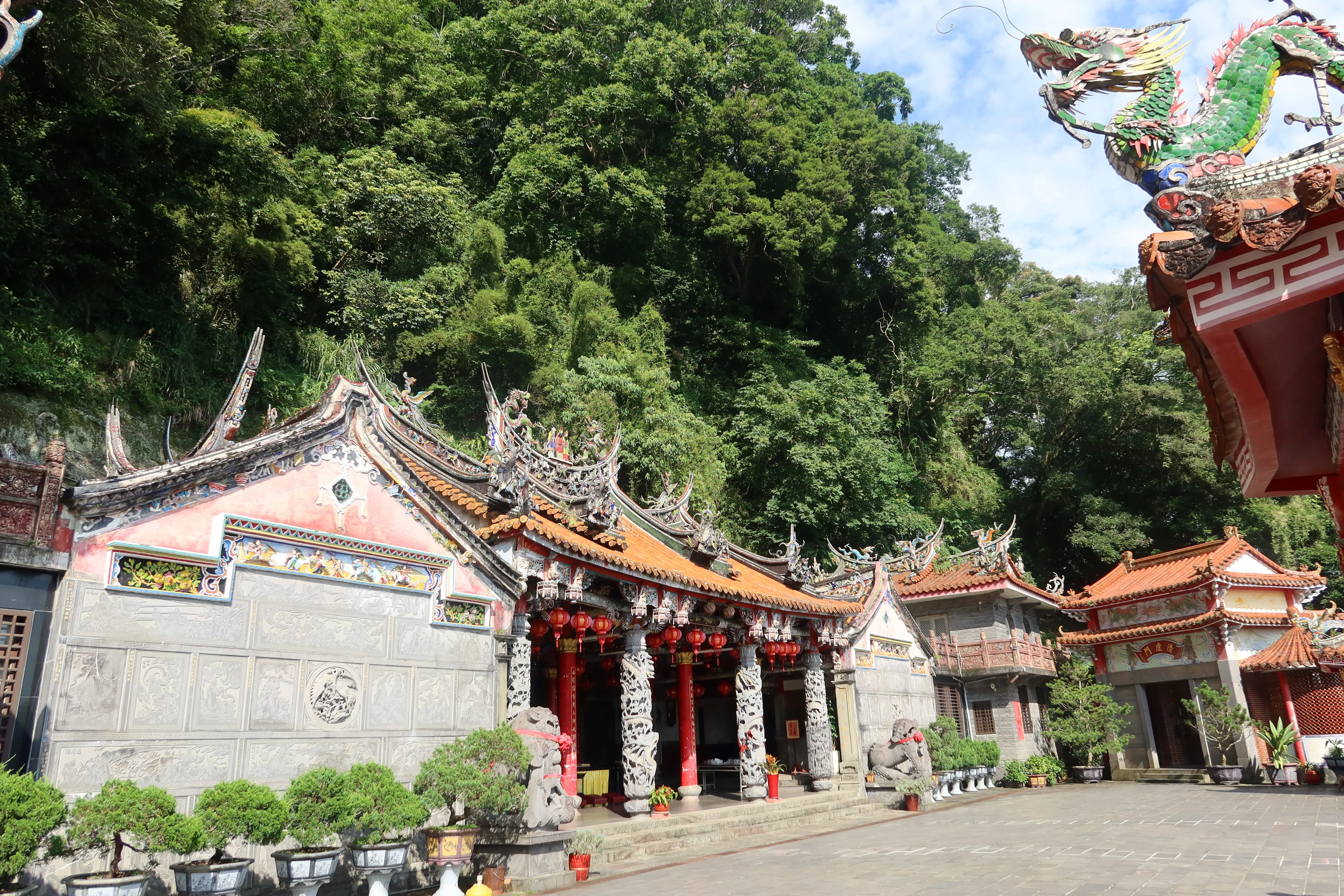 勸化堂依山壁而建,主祀「三恩主」,同祀玉皇大帝、至聖先師孔子、釋迦牟尼佛、藥師佛….等神明,被稱「天堂」,集儒釋道三教神佛於一堂。何來美攝