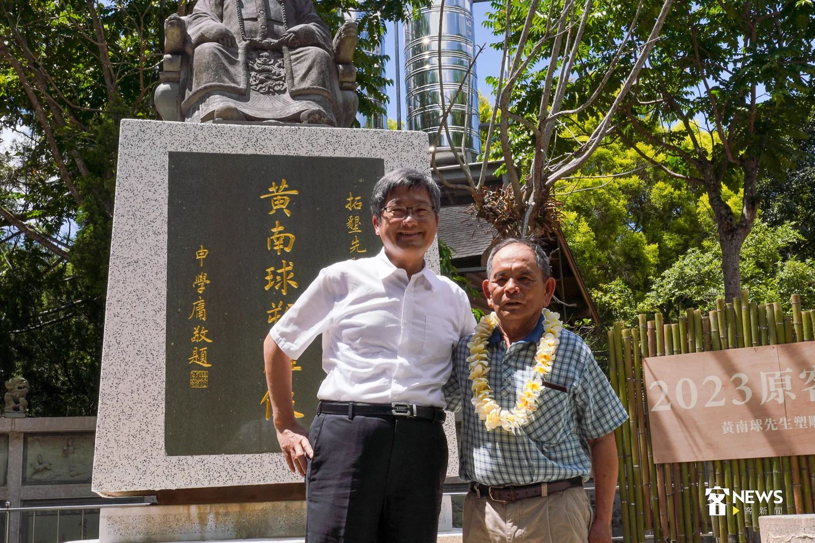 客委會主委楊長鎮獻花給當地賽夏族代表豆鼎發長老。何柏均攝