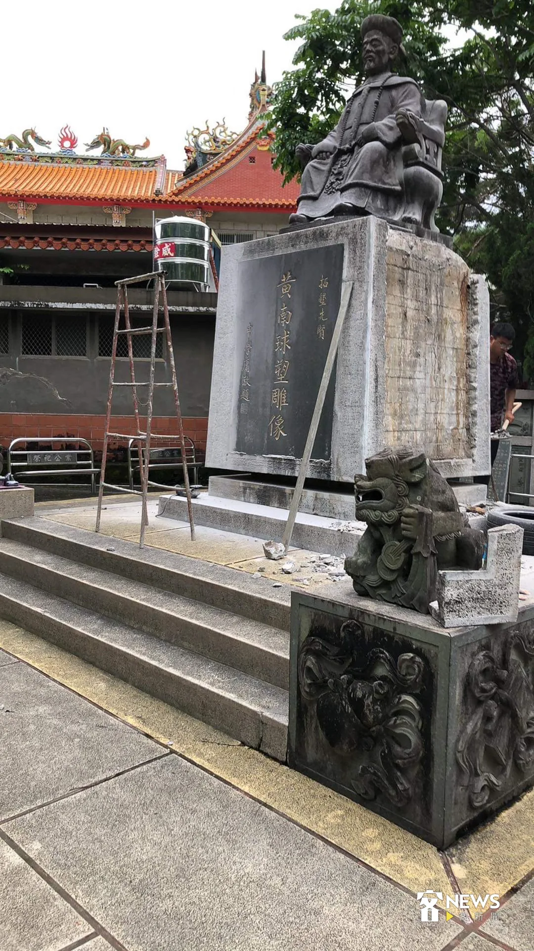 黃南球碑文改寫,今年初施工人員把舊碑文拆下。馮天蔚提供