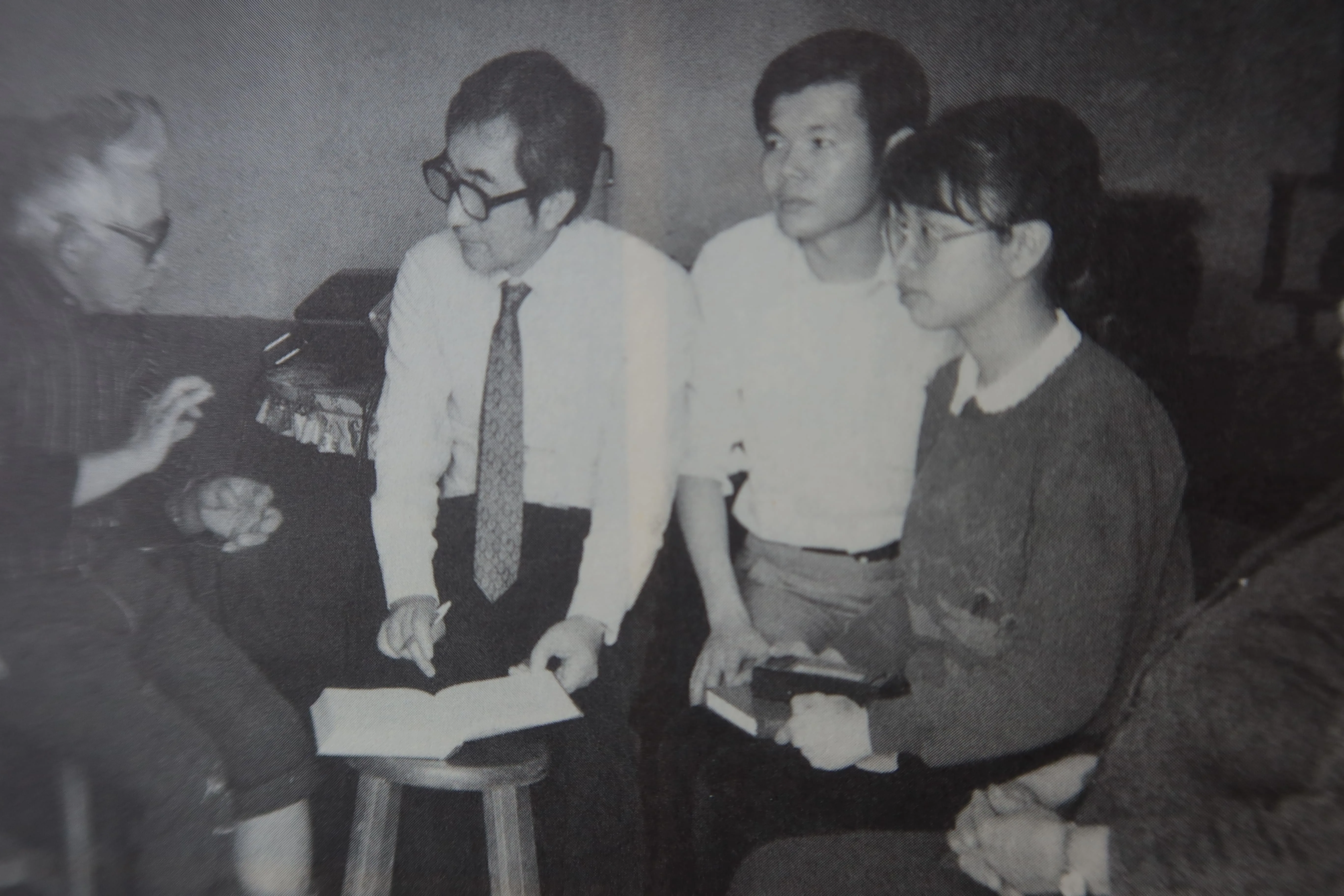 鄭榮興（右二）在念研究所期間，與已故音樂許常惠下鄉採集民間音樂。鄭榮興提供