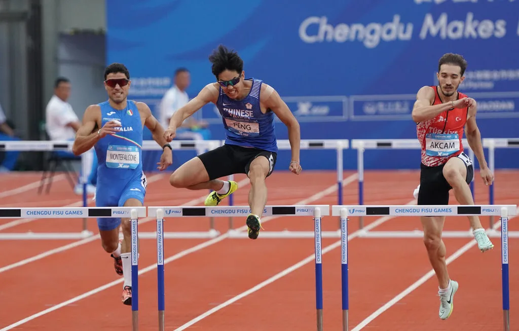 台灣男子田徑好手彭名揚（前中）4日在成都世界大學運動會男子400公尺跨欄決賽，以48秒62打破全國紀錄摘下金牌，並且達到奧運參賽標準。大專體總提供