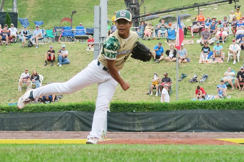 桃園龜山國小少棒隊27日派出范宸竣(圖)先發主投,4局飆出9次三振,率隊以10比0擊敗美國西南區對手,拿下威廉波特少棒賽季軍。中央社