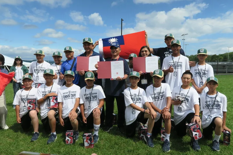 桃園龜山國小27日在威廉波特少棒賽季軍戰提前4局10比0擊敗美國西南區對手,拿下季軍,賽後獲頒總統蔡英文、副總統賴清德、駐美代表蕭美琴賀電。中央社