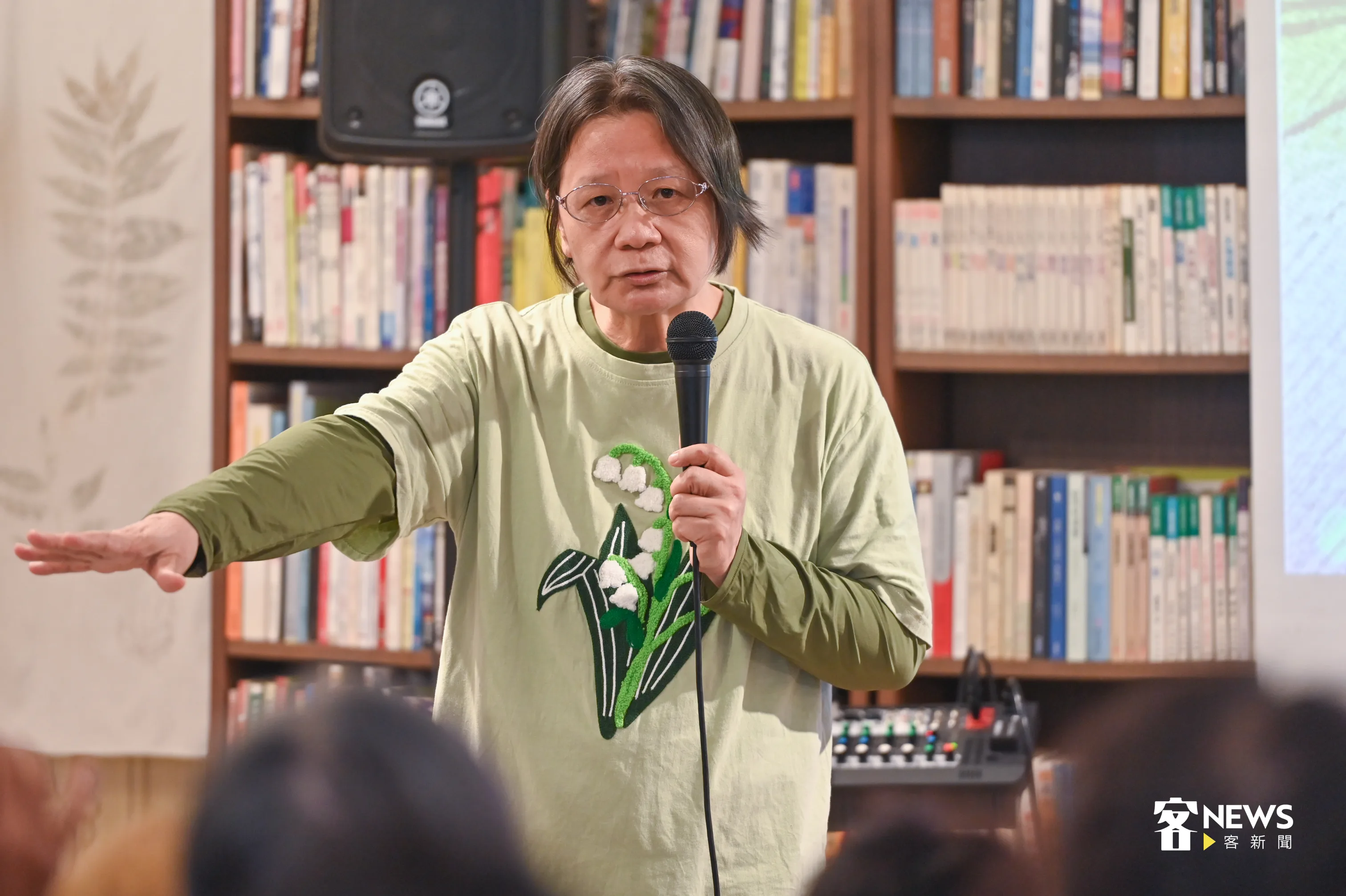 王春秋舉辦《長照春秋:一個鄉村照服員的深情記事》新書發表會,敘述照服員的工作點滴。洪俊傑攝