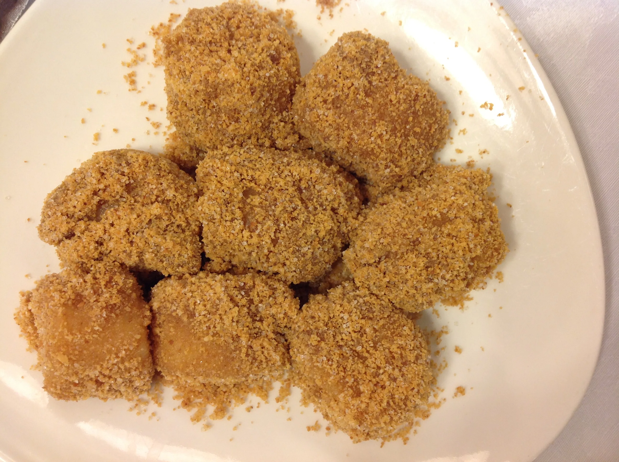 客家餐館比較常見的飯後甜點，沾花生糖粉的粢粑。蕭秀琴攝