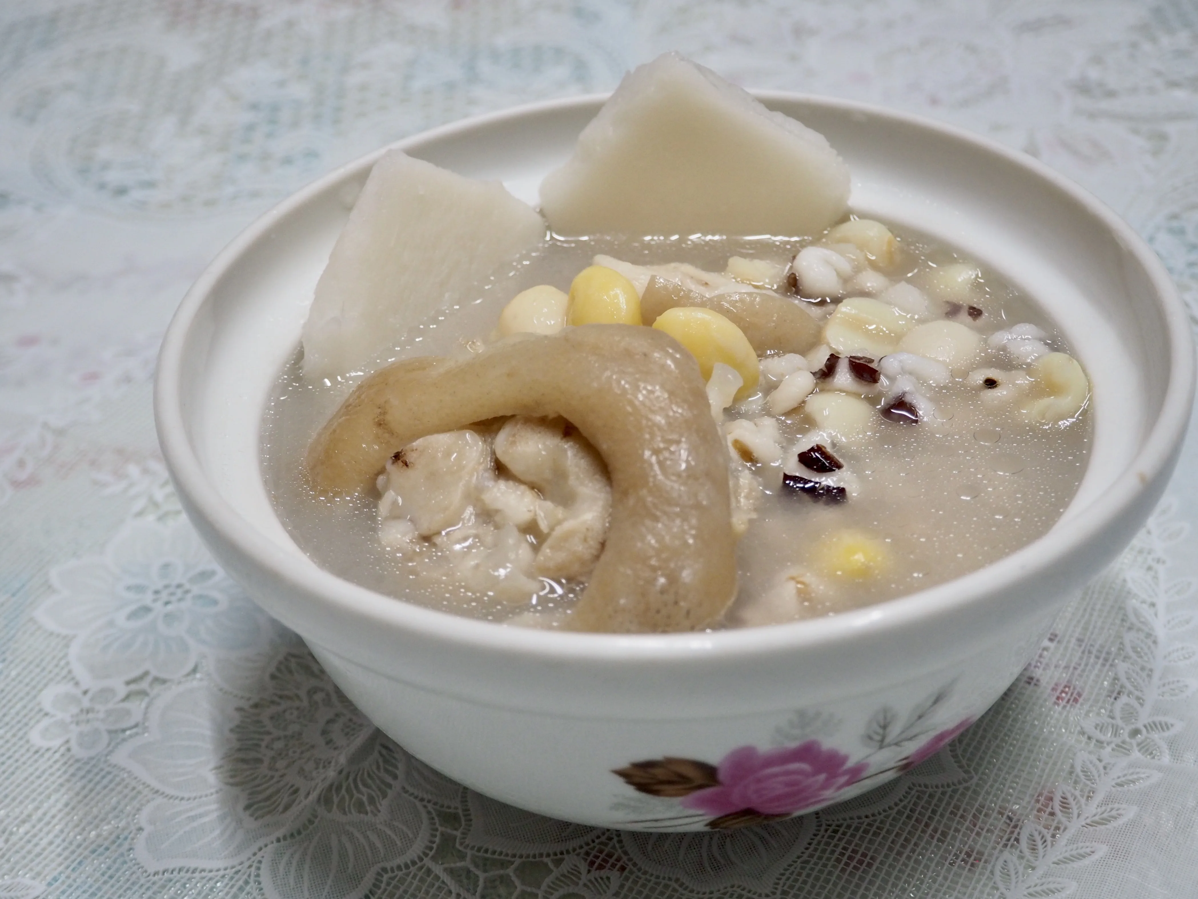 客家人吃的甜四神湯以加豬腳聞名,豬腳先蒸熟軟爛把油逼出來,再放進湯裡煲。蕭秀琴攝