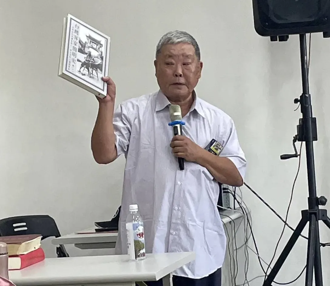 《今日美濃》發行人黃森松在《台灣客家簡明史》新書發表會上發表感言。黃森松提供