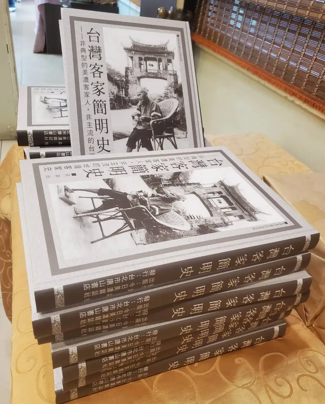 《台灣客家簡明史》多達30餘萬字，黃森松強調這是本「非典型的美濃客家人」，寫的「非主流的台灣客家史」。黃森松提供