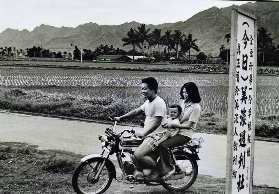 黃森松在《台灣客家簡明史》內頁首頁，放了張他與妻子林錦霜共乘機車載長子經過《今日美濃》週刋社的溫馨照片，此照是1979年6月8日阮義忠所攝。黃森松提供
