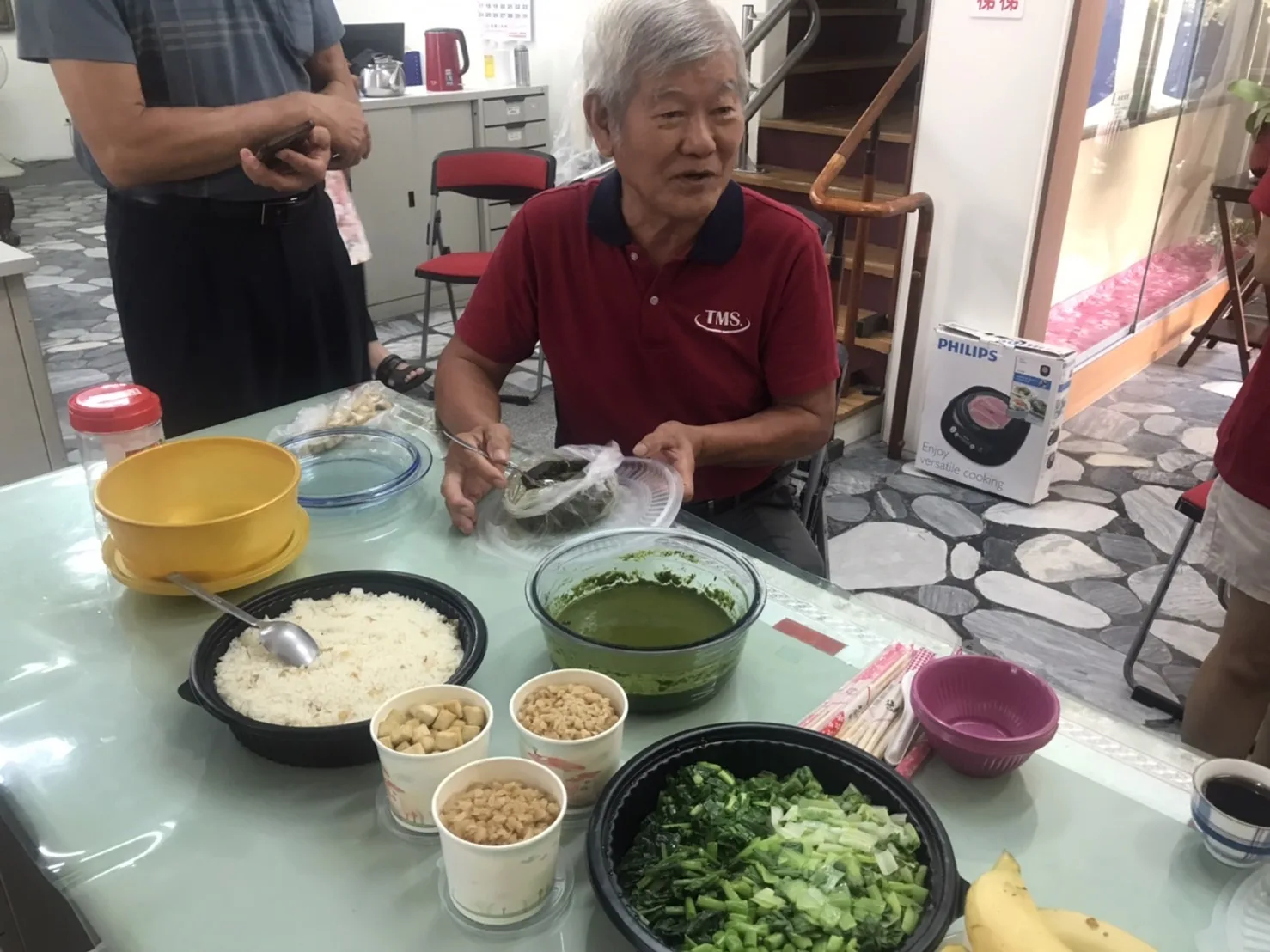 賴荷南示範馬來西亞客家「河婆擂茶」料理。