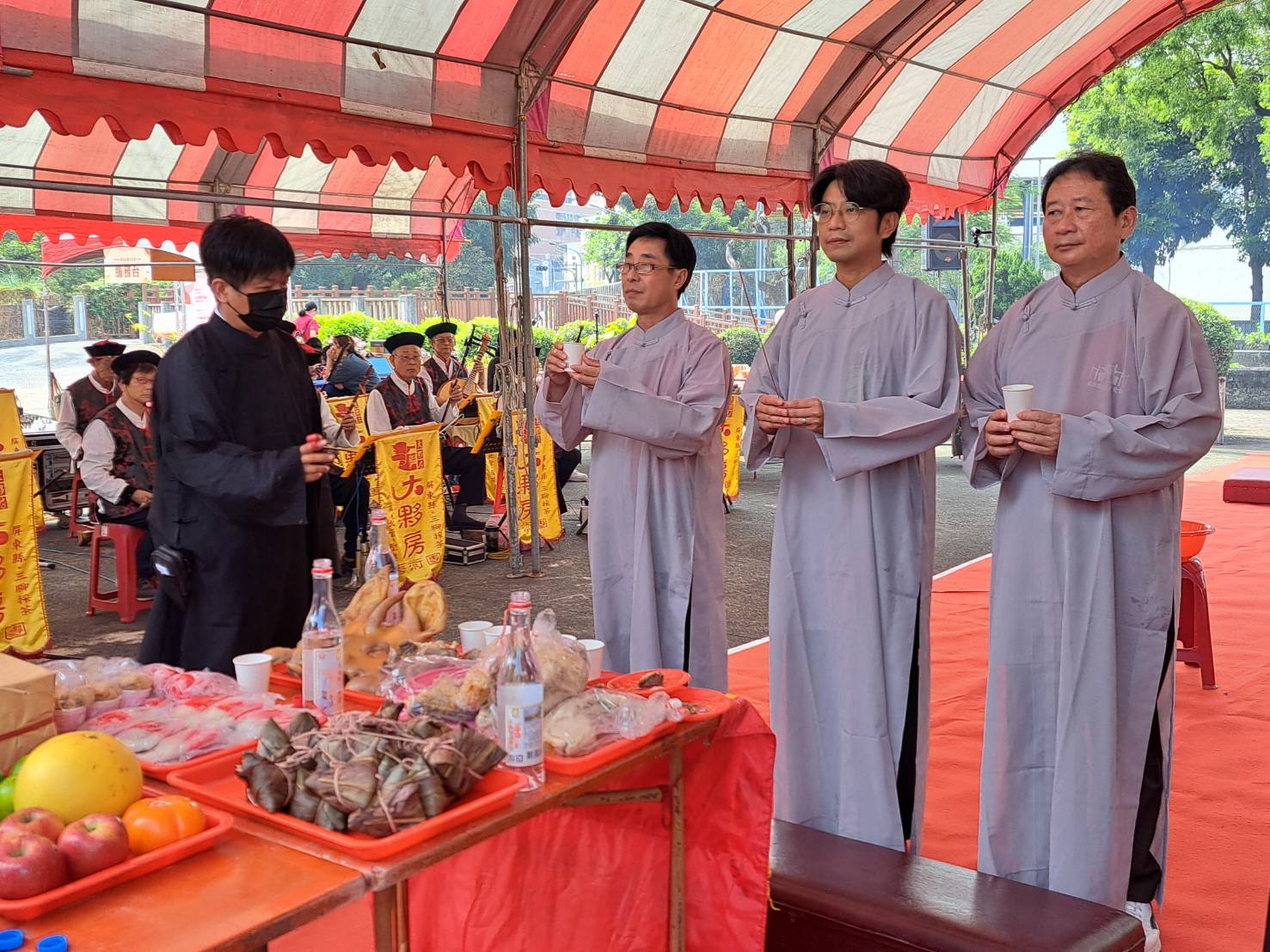 客委會副主委周江杰等主祭官，在客語祝禱及大夥房客家藝術團奏樂下進行九獻禮。客委會提供