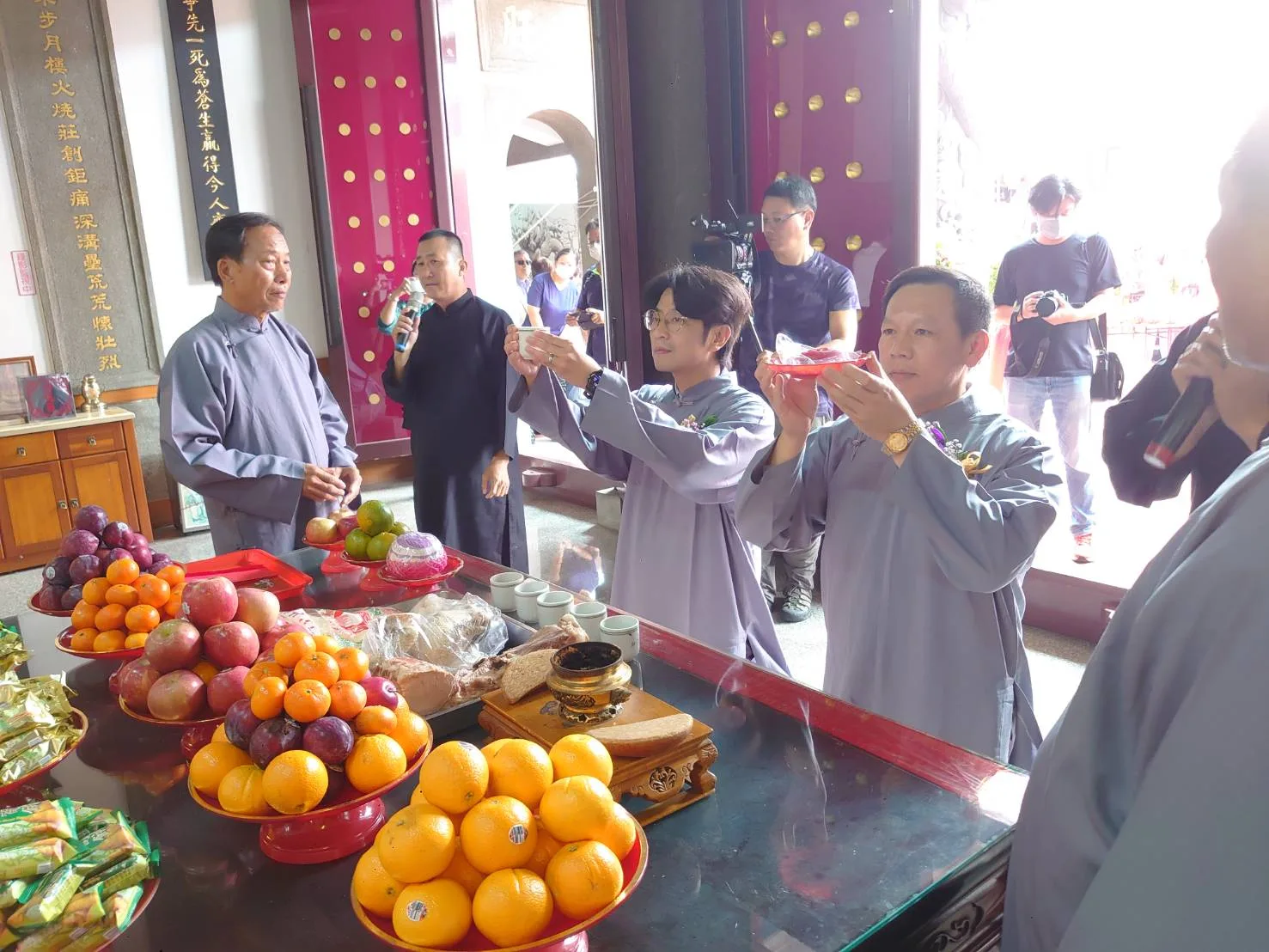 周江杰等人一起虔誠祭拜忠勇公。客委會提供