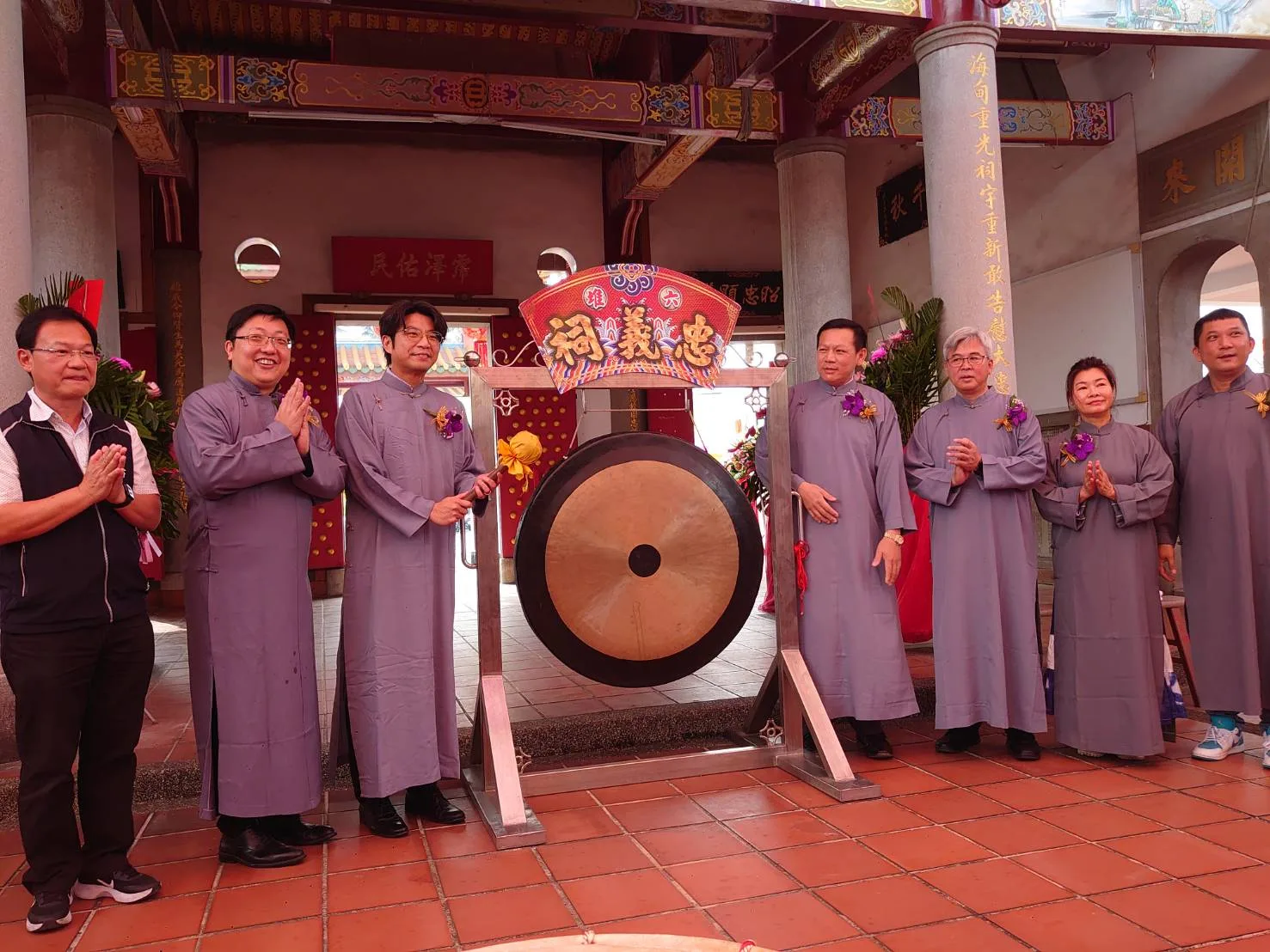 周江杰等人一起敲鑼，為六堆秋祭忠義大典揭開序幕。客委會提供