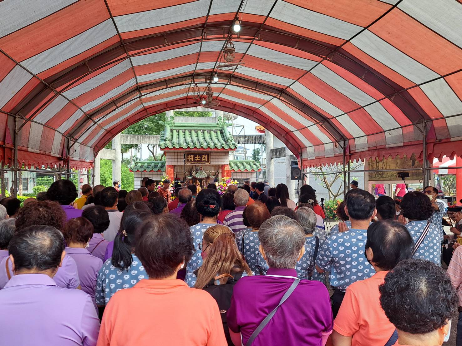 近200位長治在地社團及鄉親虔誠祭拜。客委會提供