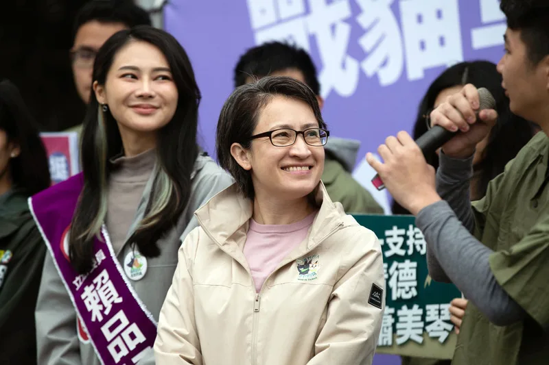 民進黨副總統候選人蕭美琴(中)8日上午赴新北汐止區,力挺同黨立委候選人賴品妤(左)。中央社