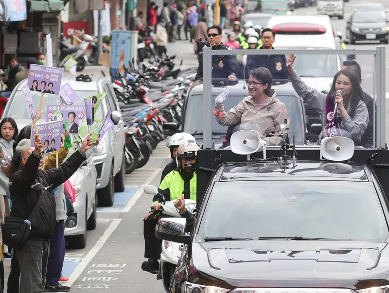 民進黨副總統候選人蕭美琴(車上左)、立委候選人賴品妤(車上右)8日上午赴新北汐止區掃街。中央社記