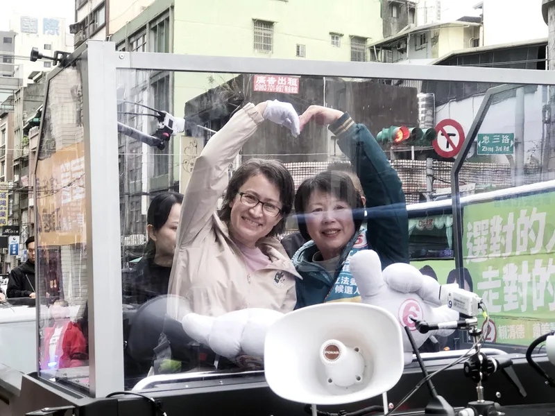 民進黨副總統候選人蕭美琴(前左)8日上午到基隆市,陪同黨籍立委候選人鄭文婷(前右)車隊掃街拜票,車隊出發前,2人在車上合比愛心。中央社