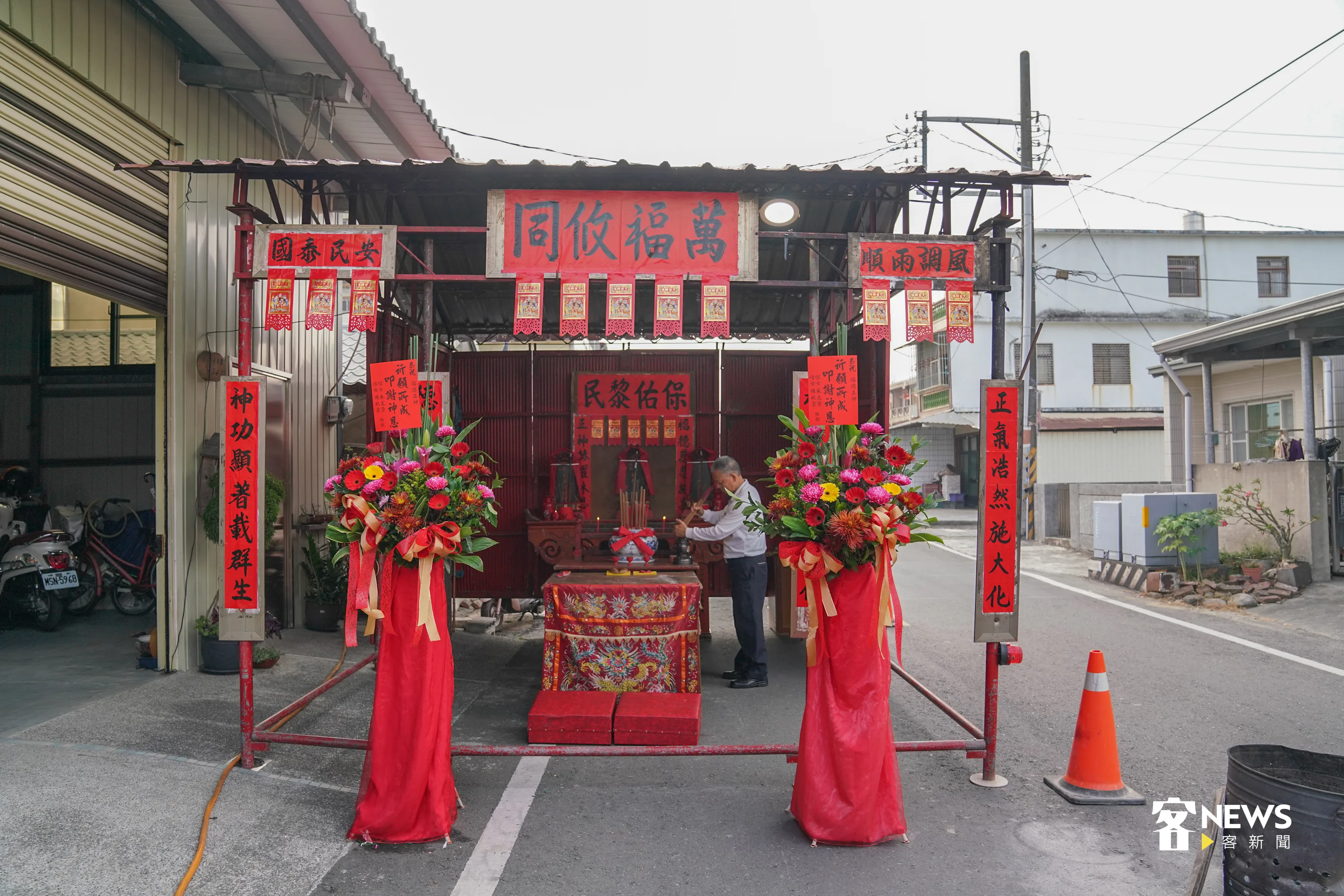 在美濃水橋旁搭建1間臨時祭壇「福廠」，全年就只設壇20天。資料照片