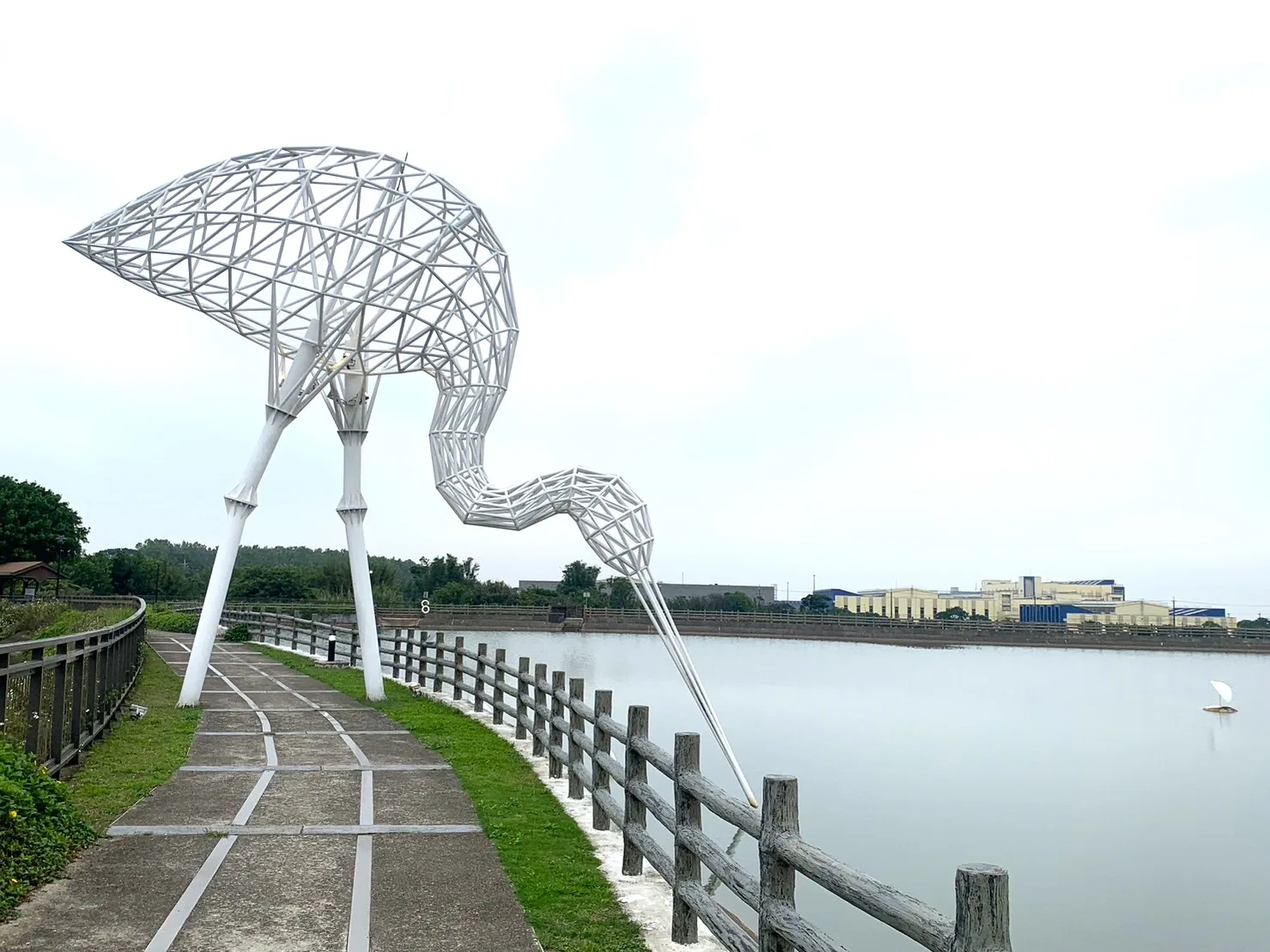 楊梅富岡三連坡藝術裝置「大白鷺鷥」是當地打卡景點,也是就近民眾來步行運動的好場所。邱鴻春攝