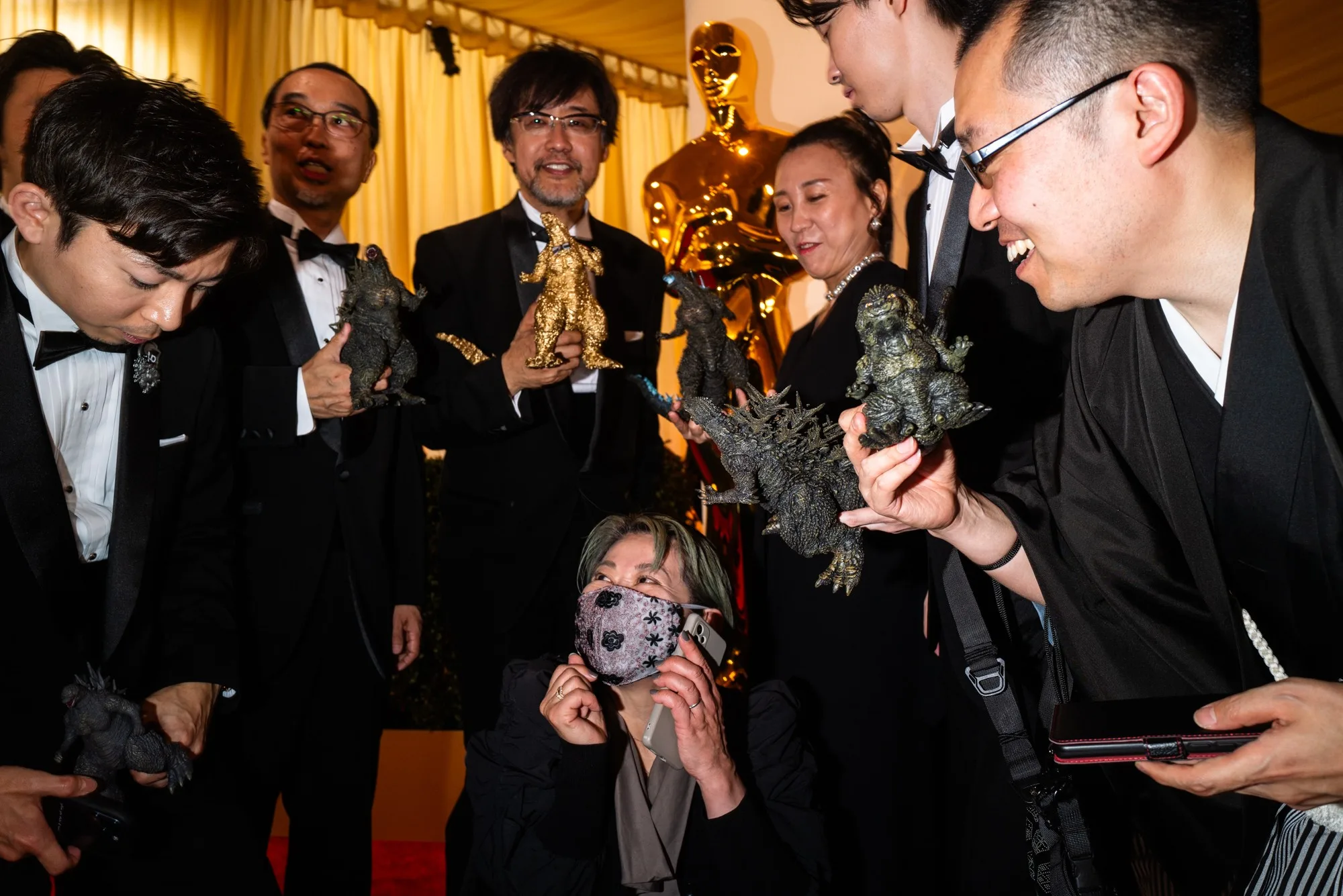 《哥吉拉-1.0》團隊在星光大道上拿著哥吉拉模型開心入場。取自X@TheAcademy