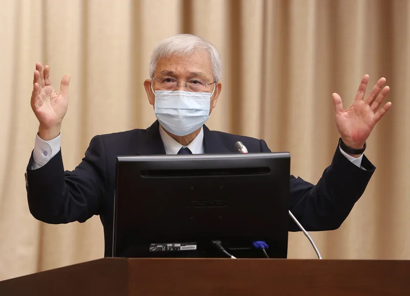 元大台灣價值高息ETF（00940）掀起空前搶購熱潮，中央銀行總裁楊金龍（圖）14日在立法院指出，現在大家一窩蜂投資，有點像金融市場常講的「羊群效應」，提醒大家投資還是有風險。中央社