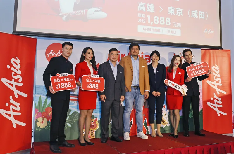亞洲航空(AirAsia)19日在台北舉行記者會,宣布進軍東北亞市場,將開航3條經由台灣延遠至日本的航線,AirAsia長程運輸(AirAsia X)首席執行長Benyamin Ismail(中)、泰亞航首席執行長Santisuk Klongchaiya(左3)與日本台灣交流協會經濟部主任柏木彩(右3)出席記者會宣傳。中央社