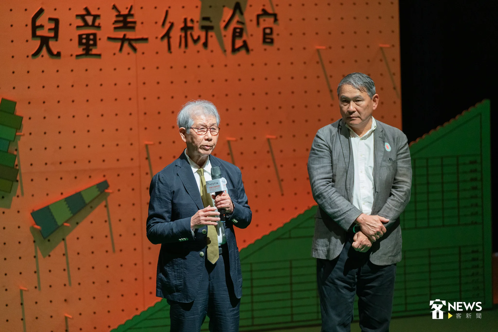 建築師山本理顯（左）與臺灣建築師石昭永（右）攜手打造美術館。洪俊傑攝