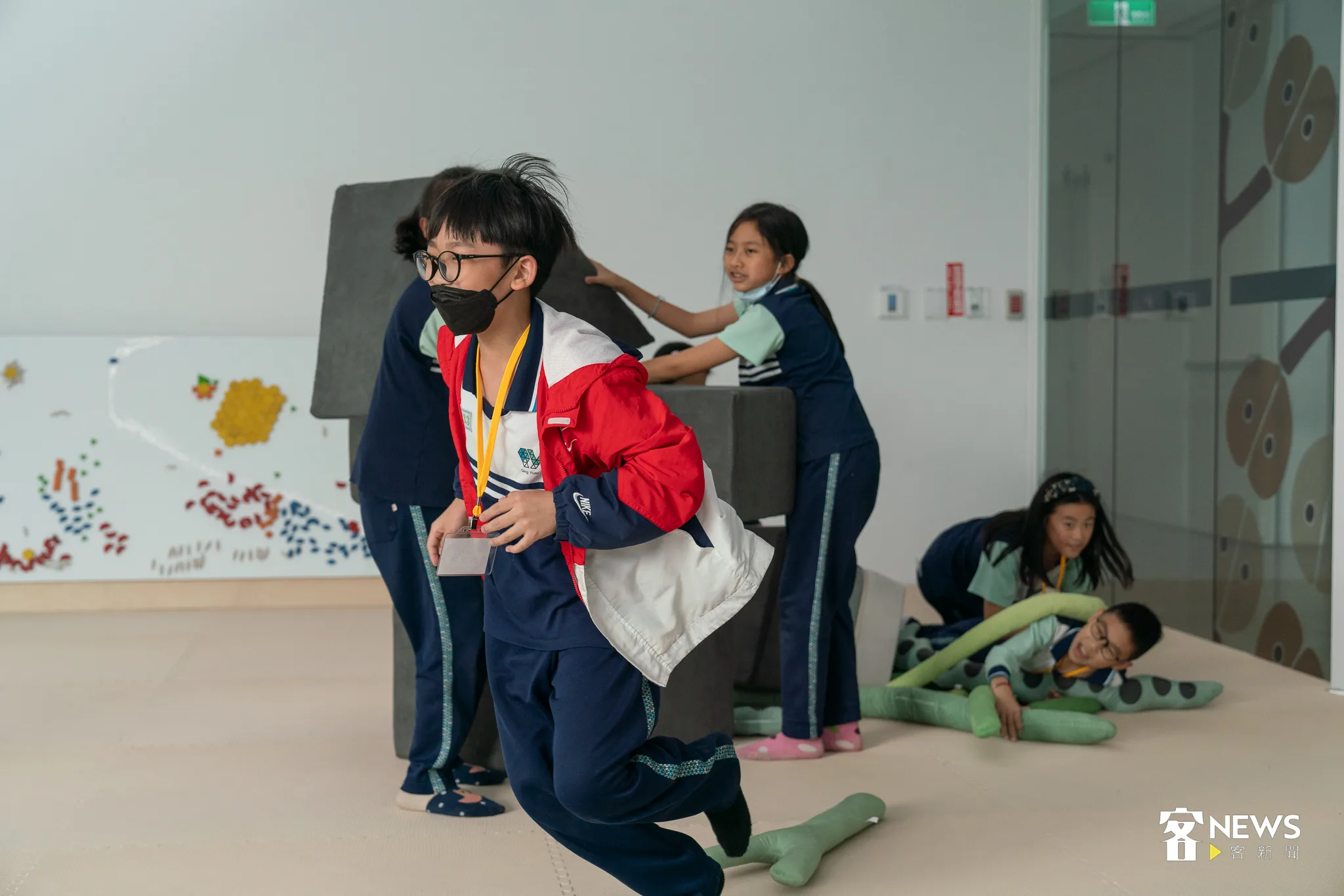 學生在三樓遊戲區，玩得不亦樂乎。洪俊傑攝