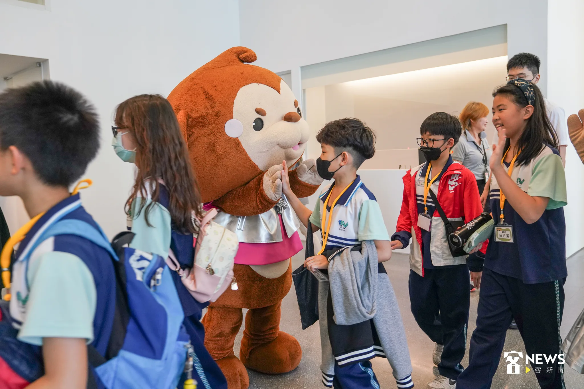 桃園市吉祥物桃哥，在門口熱烈歡迎學生參訪。洪俊傑攝