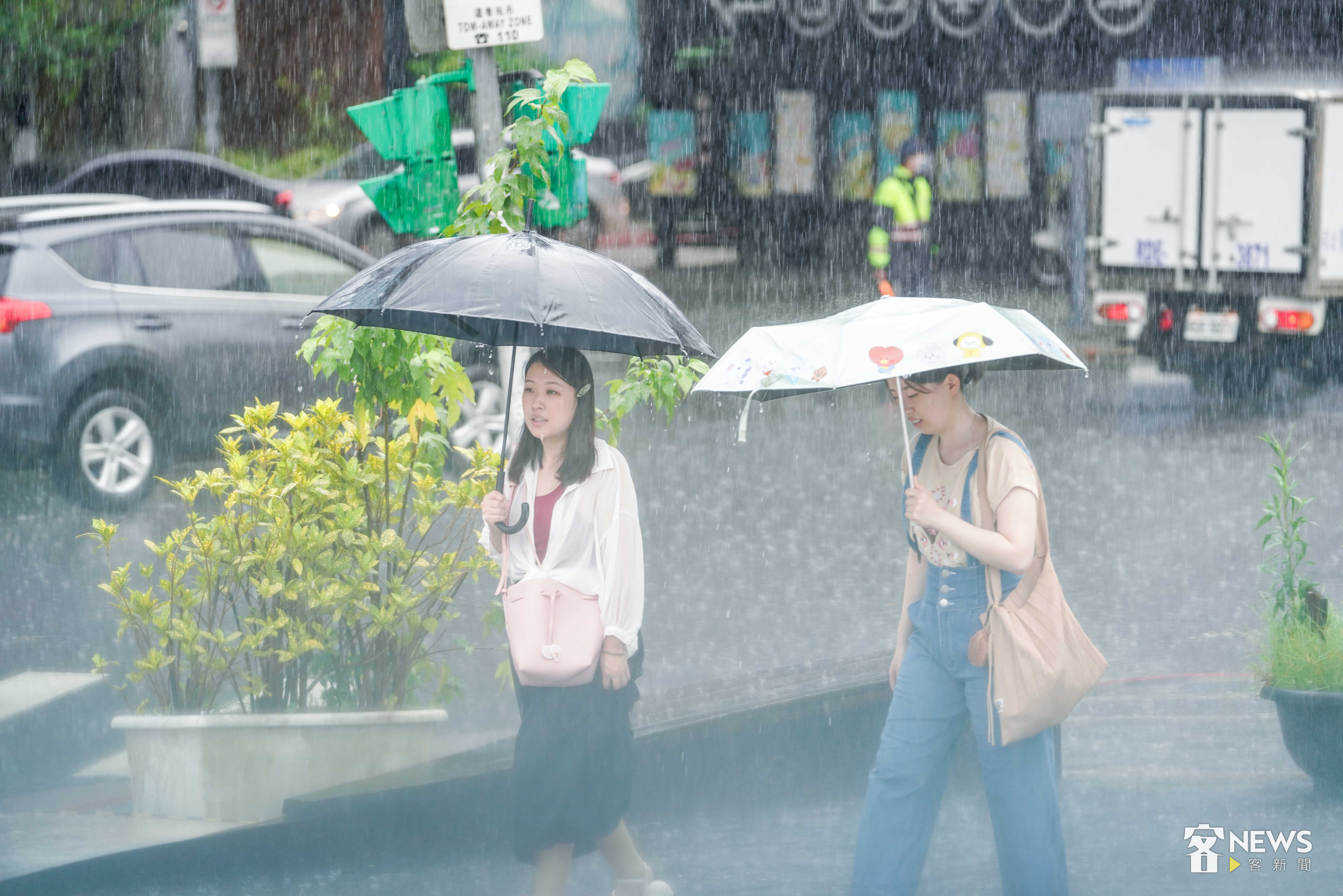 今天受鋒面影響,全台各地天氣不穩定,中央氣象署表示,中部以北地區都有雷陣雨,其中北部地區有局部大雨發生的機率,中部地區亦有局部較大雨勢發生的機率。李台源攝(資料照)