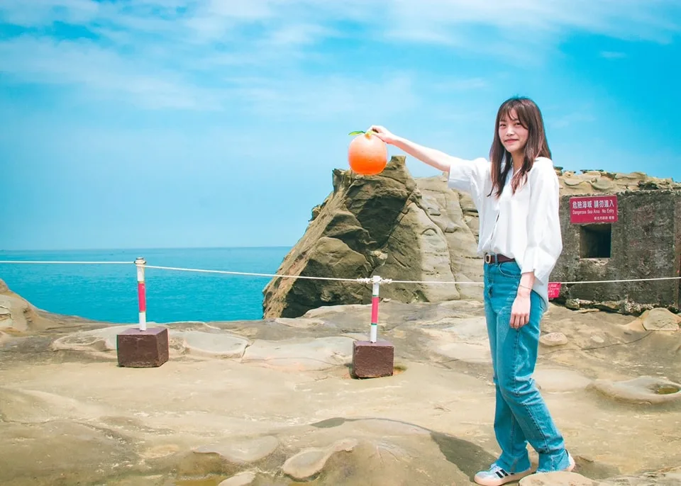 象鼻岩變身超萌水豚君，瑞芳區公所提供大橘子水果道具，讓遊客拍照。瑞芳區公所提供