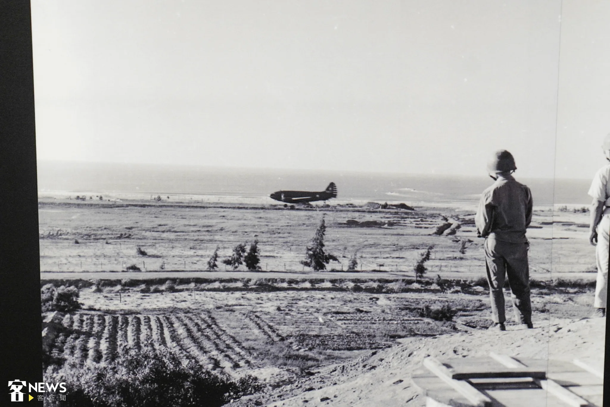 震驚國際的金門八二三炮戰於1958年發生，美國派遣第七艦隊巡弋台灣海峽，以確保台灣與金馬間的補給線通暢，圖為一架載運補給的運輸機正在降落。蘇佑昇翻攝