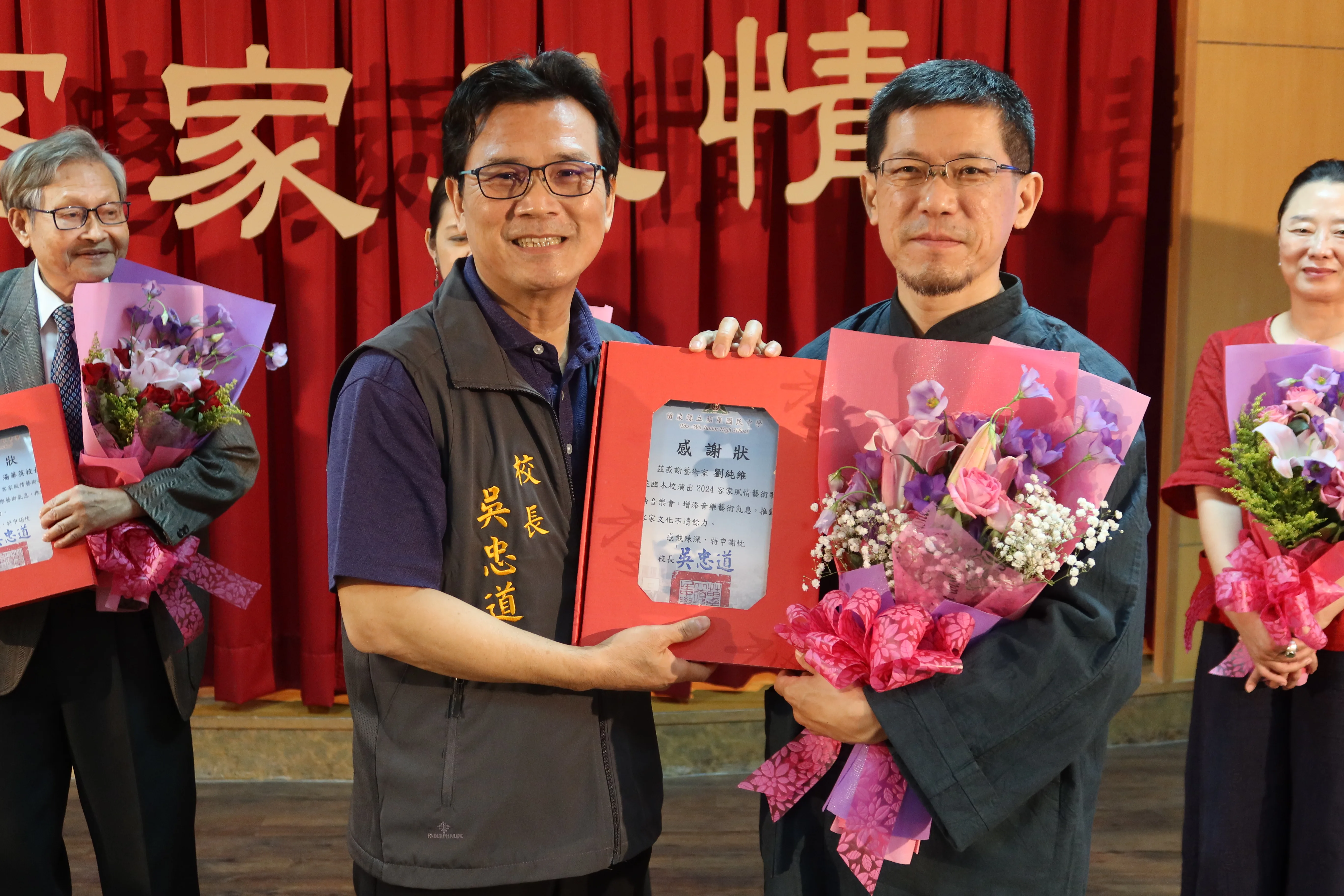 鋼琴伴奏劉純維接受頭屋國中校長吳忠道頒贈感謝狀。何來美攝