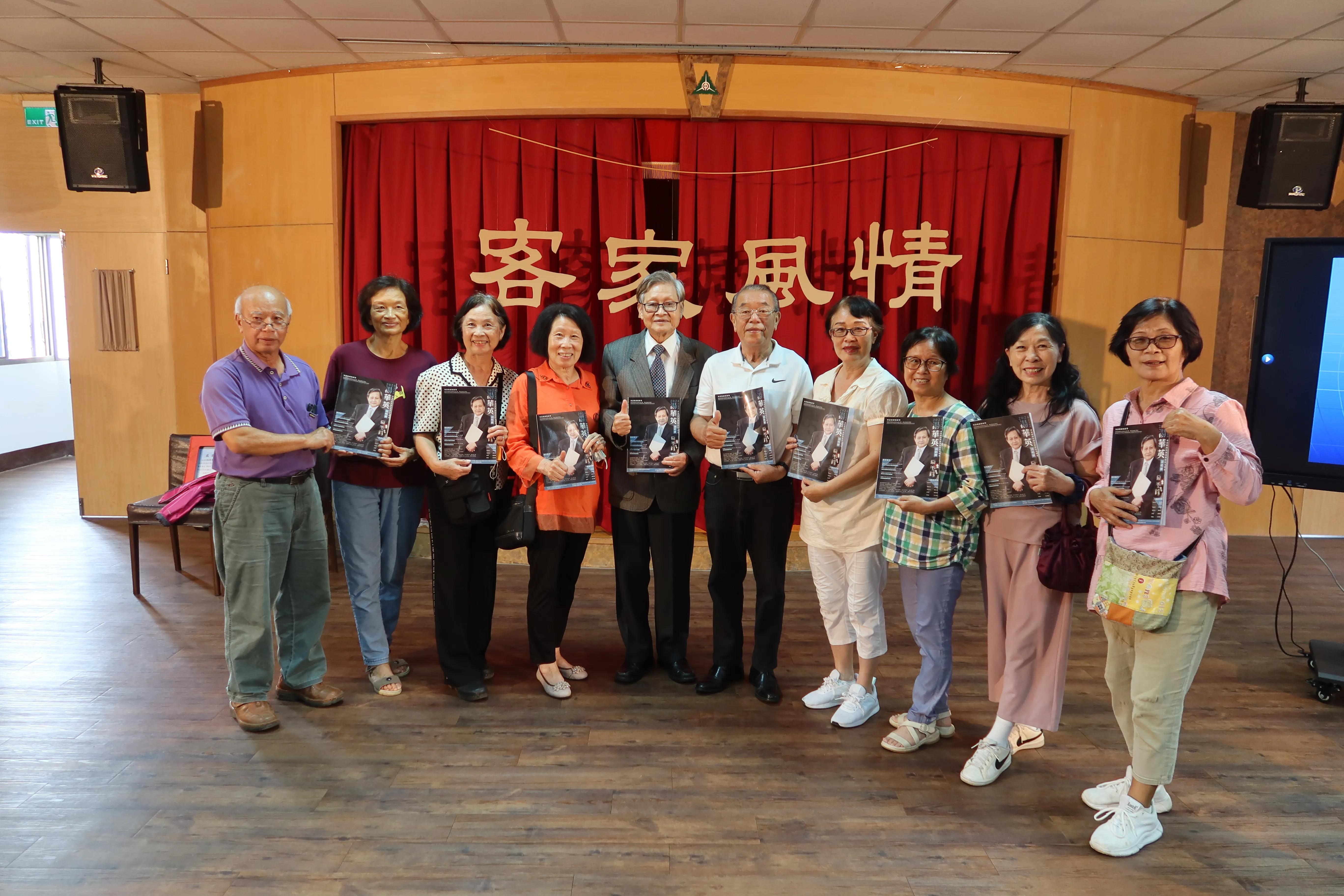 頭屋象山書院另類太鼓班多位學員參加「客家風情」音樂會,與湯華英(左五)合影。何來美攝