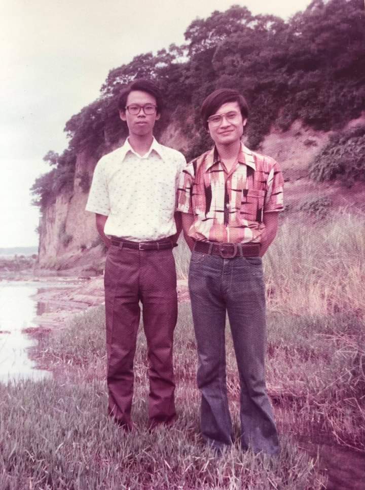 湯華英(右)與頭屋初中同窗胡大文在頭屋龍頸潭合影,胡大文是頭屋初中狀元,成功大學畢業後留美,現旅居美國矽谷,是光電科技專家。湯華英提供