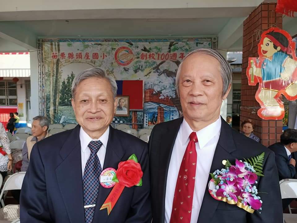 湯華英(左)與前司法院長賴浩敏在頭屋國小百週年校慶時合影。湯華英提供