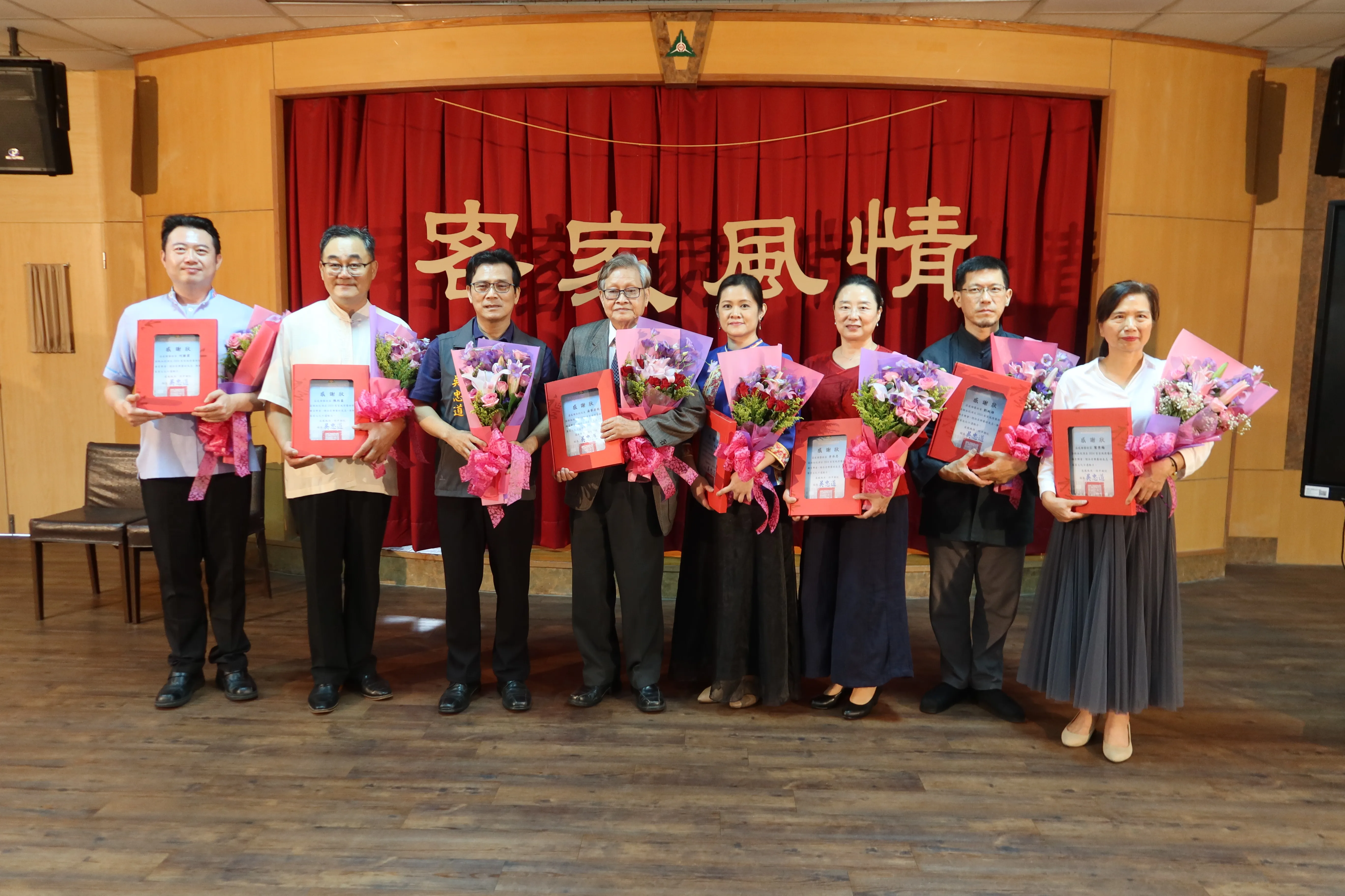 湯華英(左四)率桃園愛樂合唱團成員葉秀梅(右起)、劉純維、李承恩、買雅淑及何勝霖(左一)、陳欣豪(左二)到頭屋國中表演「客家風情」後,與校長吳忠道(左三)合影。何來美攝