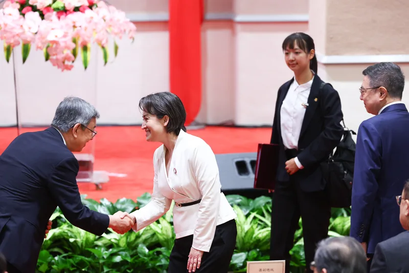 蕭美琴感謝卸任行政院長陳建仁一年多的付出,並在今天行政院長新、卸任儀式上,與陳建仁握手致意。中央社