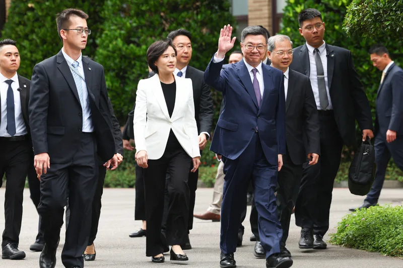 今20日下午1時,行政院舉行新、卸任閣揆及閣員交接儀式後,行政院長卓榮泰與媒體揮手致意。中央社