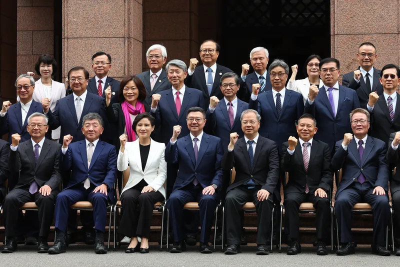 今20日下午1時,行政院舉行新、卸任閣揆及閣員交接儀式後,新任內閣團隊大合照。中央社