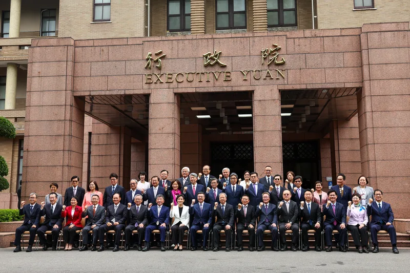 下午1時,行政院舉行卸任、新任行政院長,以及行政院所屬相關主管機關卸任、新任首長聯合交接典禮,會後內閣團隊將拍攝大合照。中央社