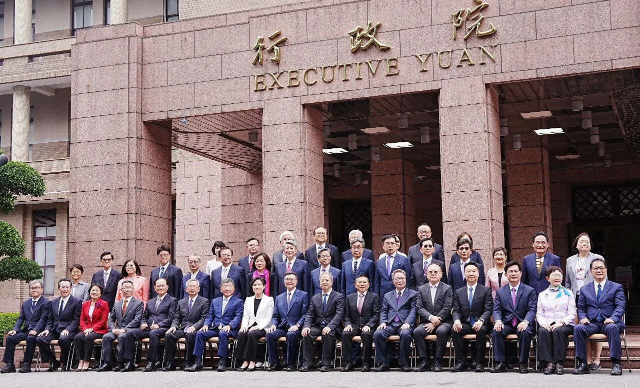 今20日下午1時,行政院舉行新、卸任閣揆及閣員交接儀式後,新任內閣團隊大合照。中央社