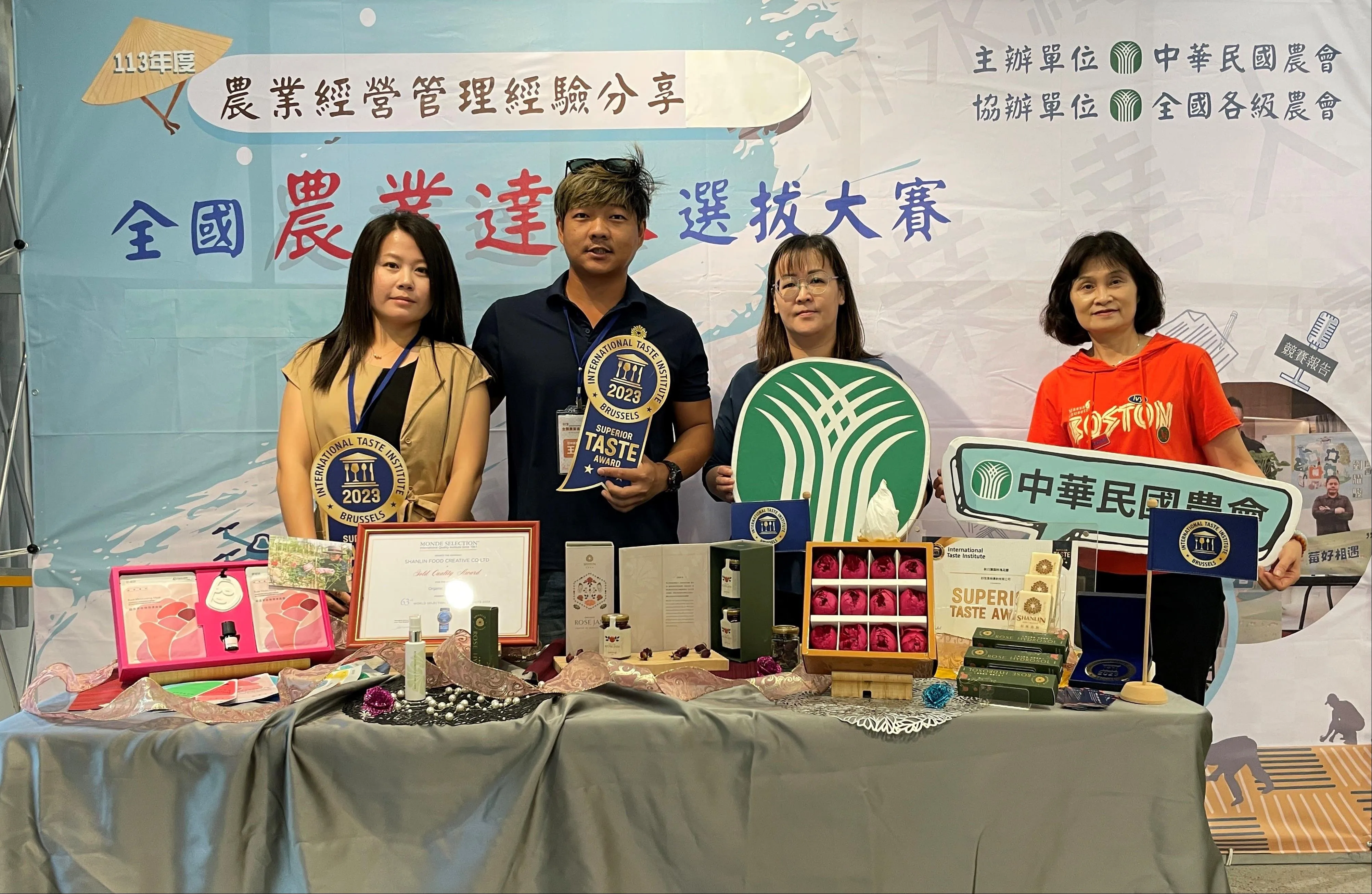 王宥勝開發多元的玫瑰系列產品。高雄市政府提供