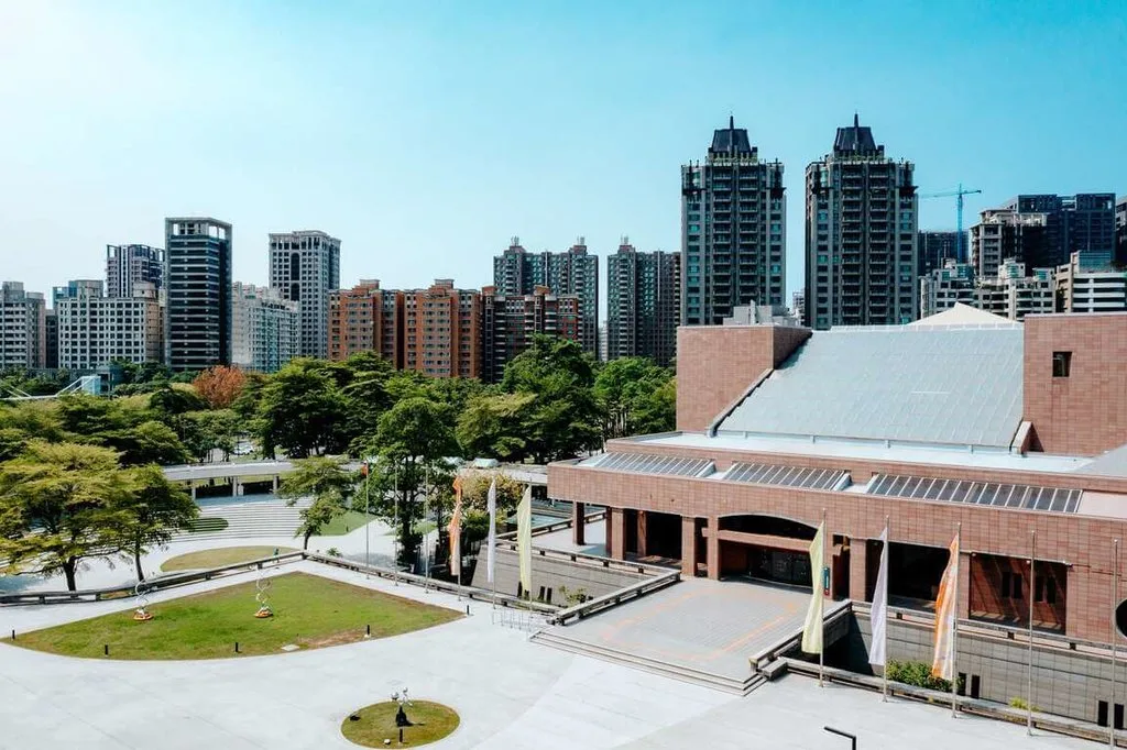 高雄市立圖書館總館則攜手各分館，自2月24日起至3月29日舉辦二二八主題書展暨分館聯展，以閱讀聚焦歷史足跡與在地印記。高雄市立美術館提供