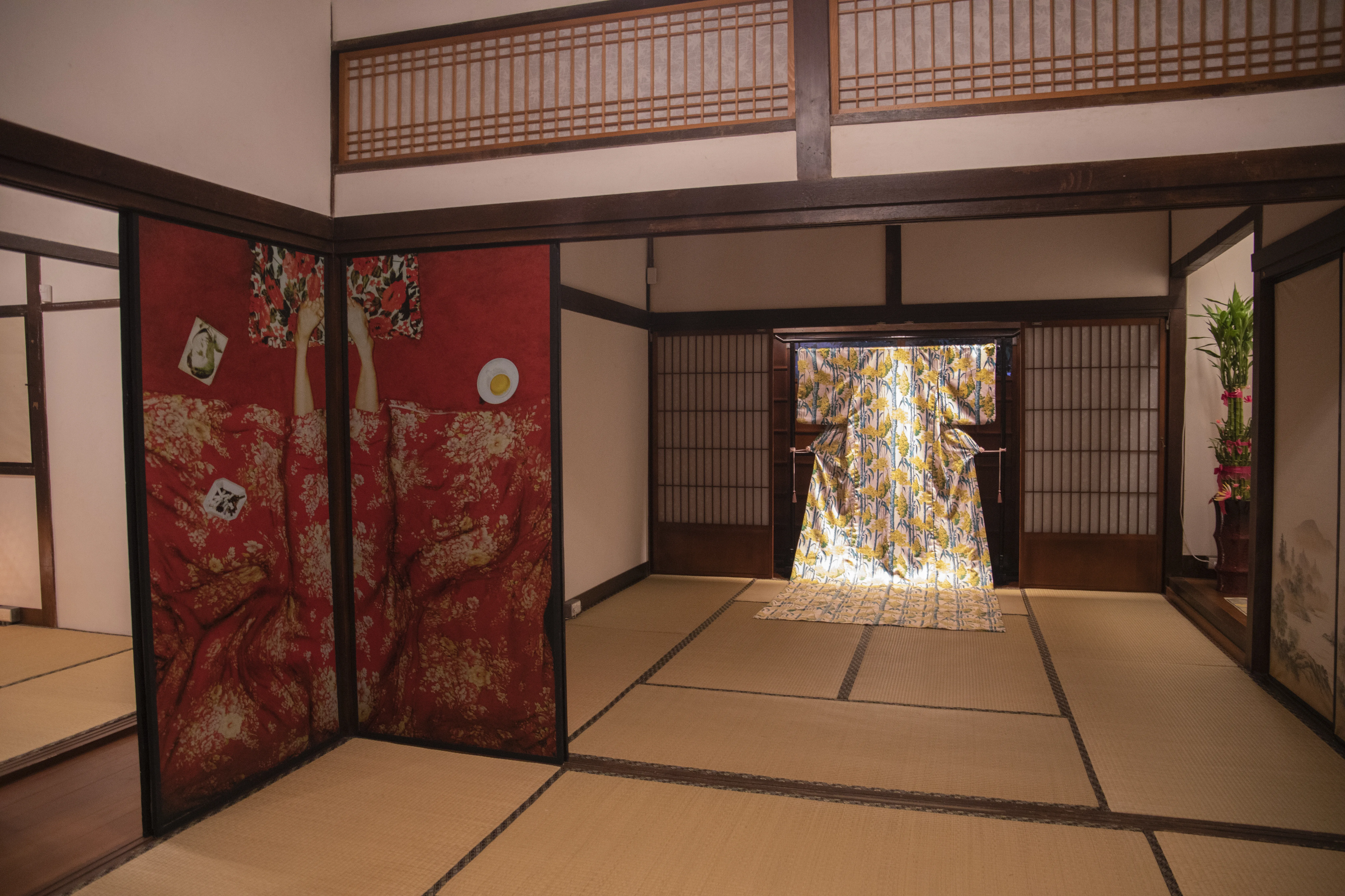 《塑膠禮儀 Ā bǐ bǎi》展場為日式建物,策展手法試圖保留場域氣質,融入客家元素,以創造場域與文化的互映。