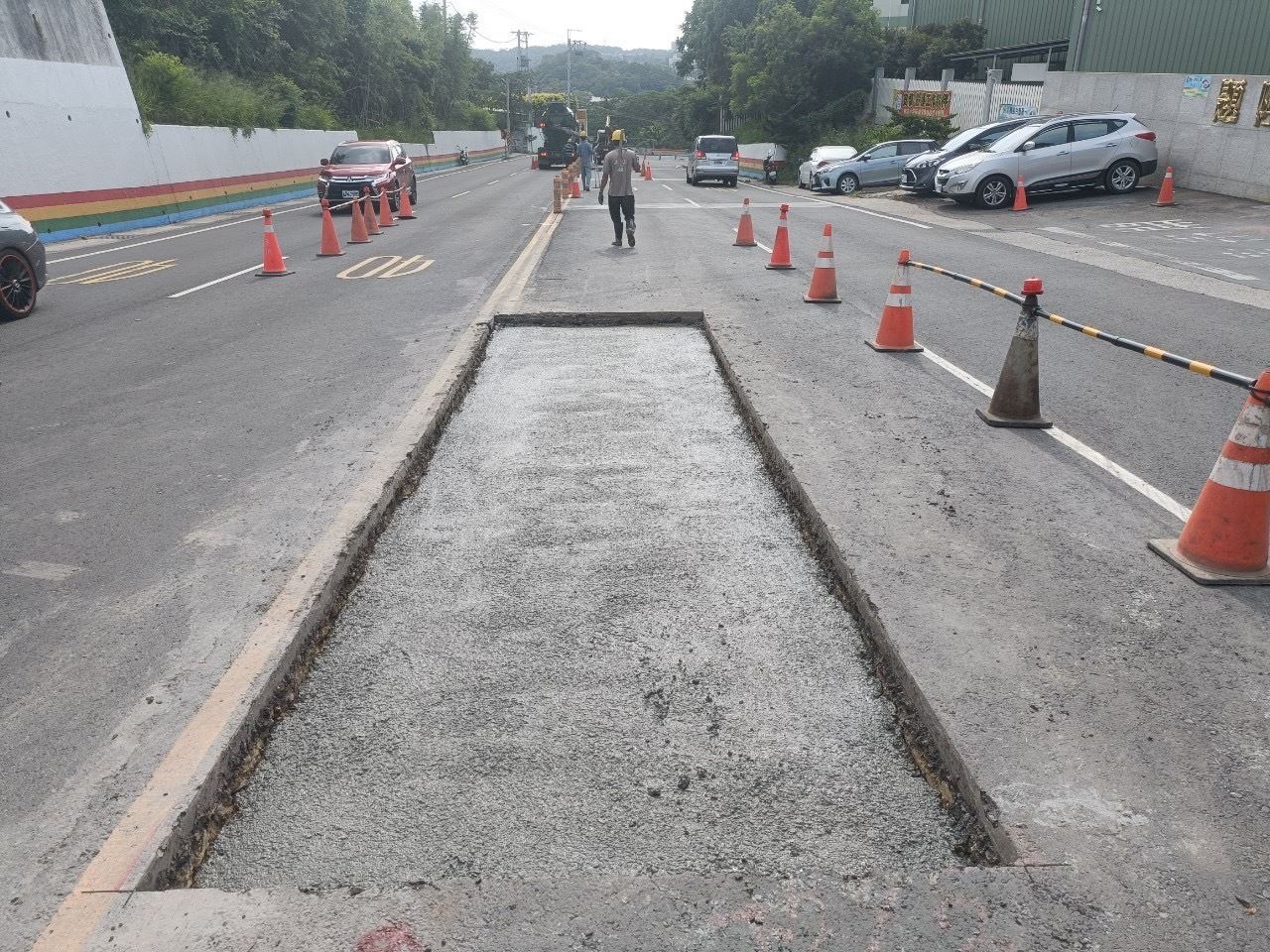 寶山鄉三峰路長期承受園區工程砂石車超負載,造成多處損壞。資料照,新竹縣政府提供