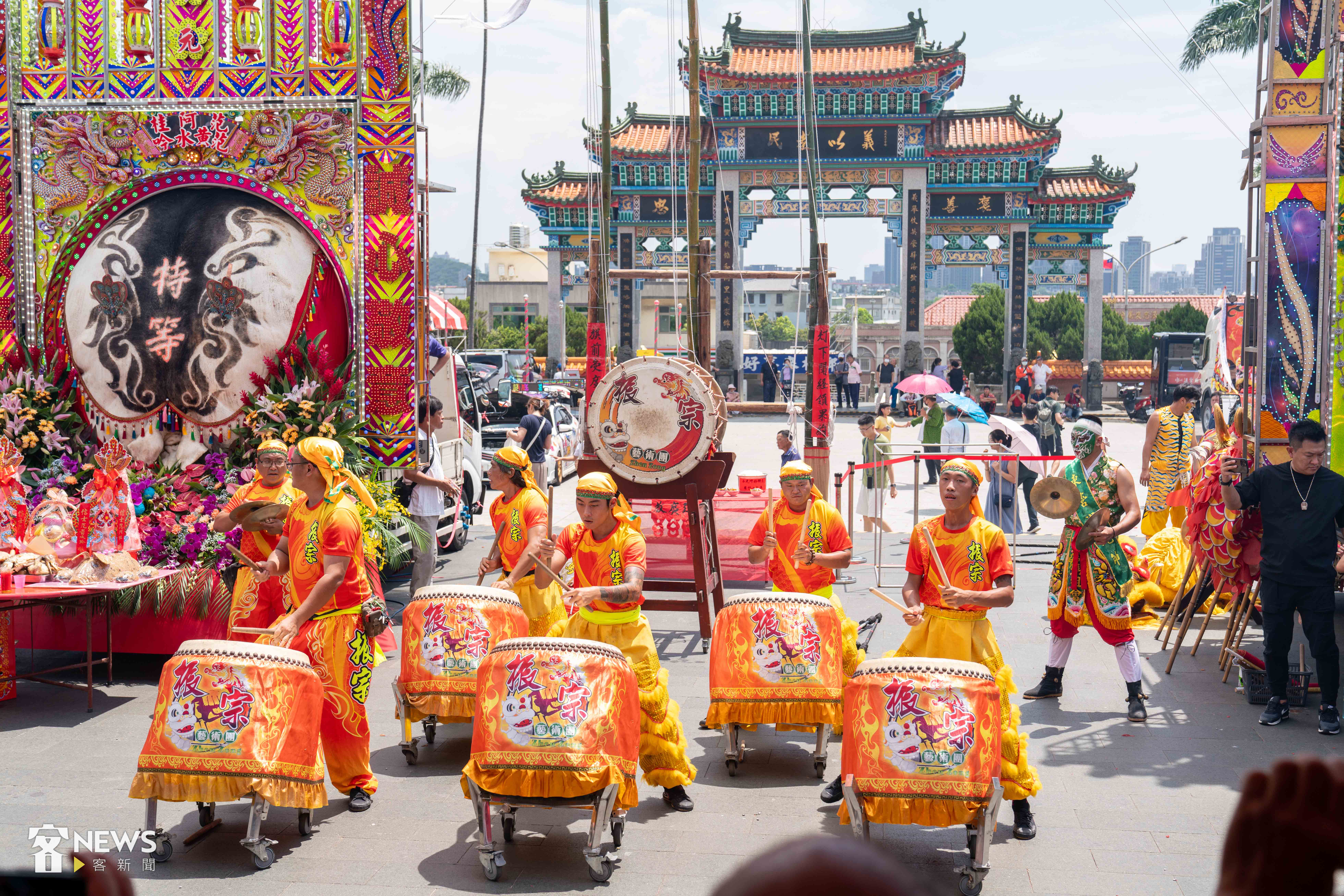 2024年義民祭祭祀活動告一段落後，廟埕的藝陣大匯演，吸引眾人目光。李台源攝