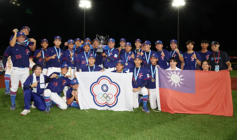 台灣隊以6比1擊敗日本,睽違17年奪冠,為隊史亞青第3冠,賽後全隊開心留影。中央社