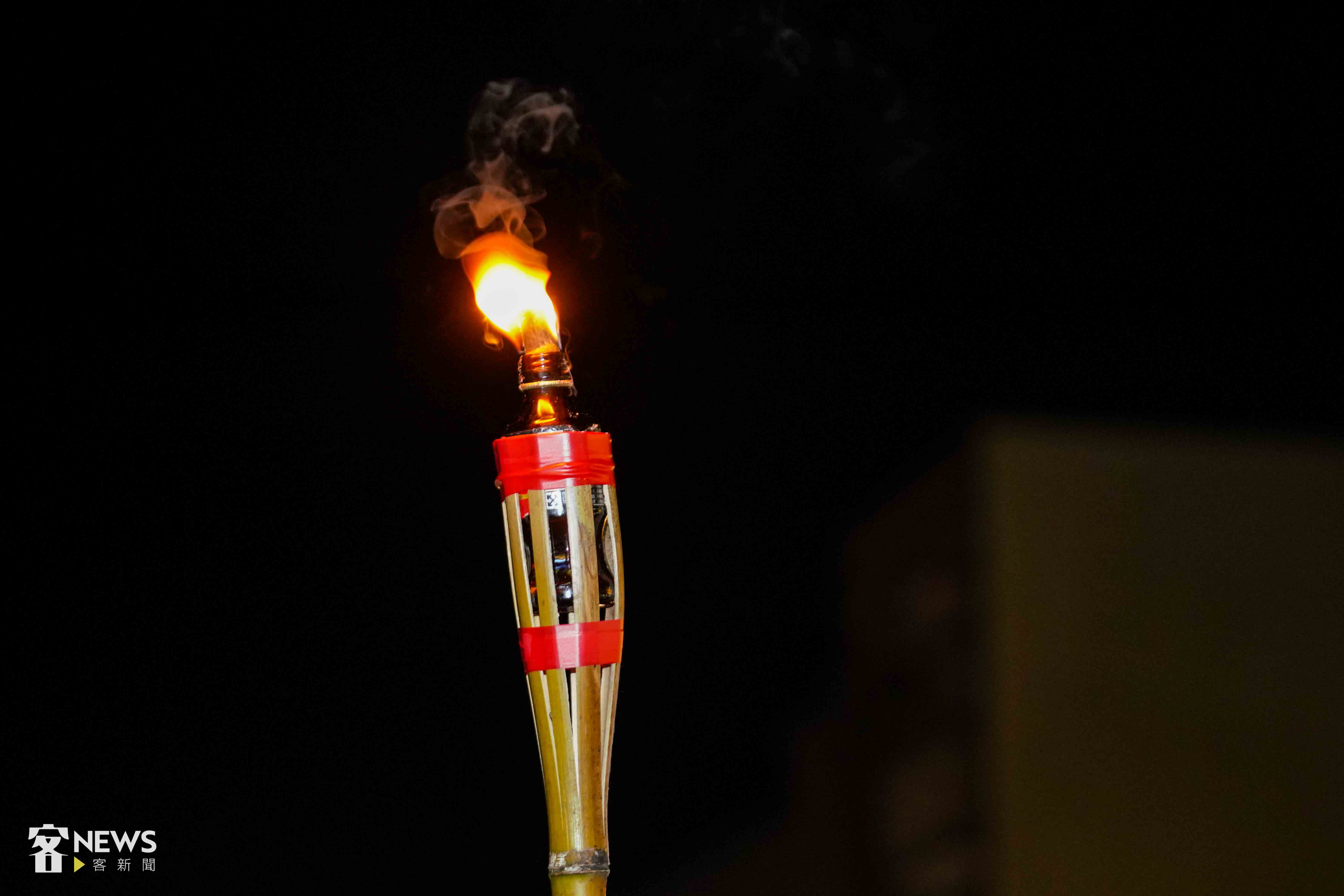 傳統的澹仔火是用玻璃瓶做成。李台源攝